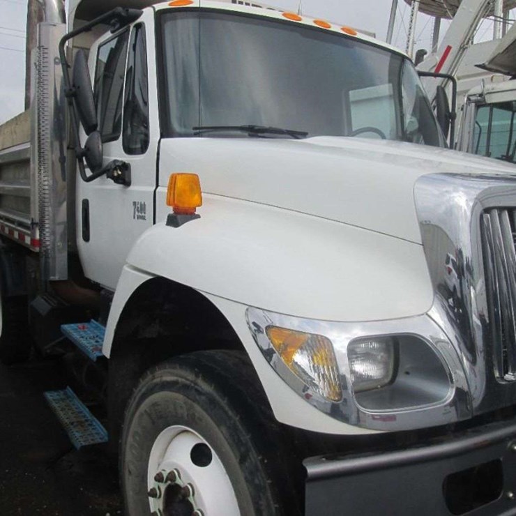 2004 INTERNATIONAL 1100