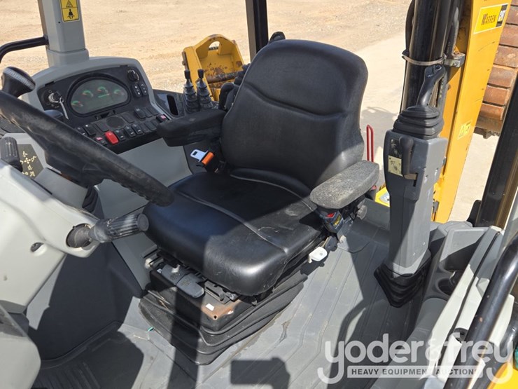 2019-caterpillar-420f2-image-54