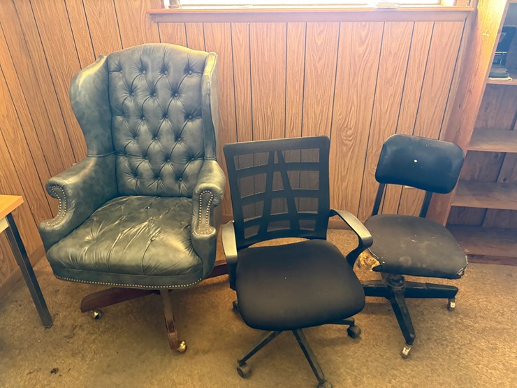 room-w/-(2)-book-shelves,-5’x2’-table,-&-(3)-chairs-image-4