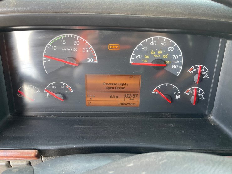 #1465-•-2007-volvo-ds-999-sleeper-cab-truck-tractor-(has-mn-title)-image-24