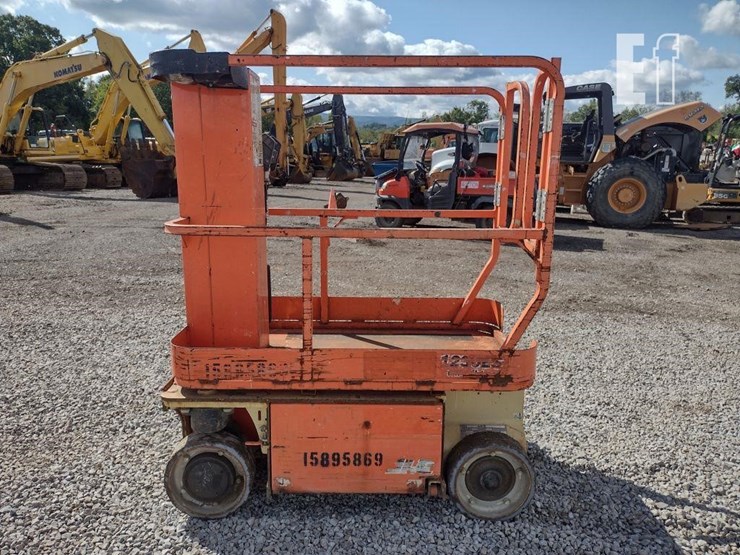 2011-jlg-1230es-image-3