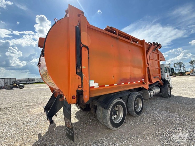 2014-peterbilt-320-image-3