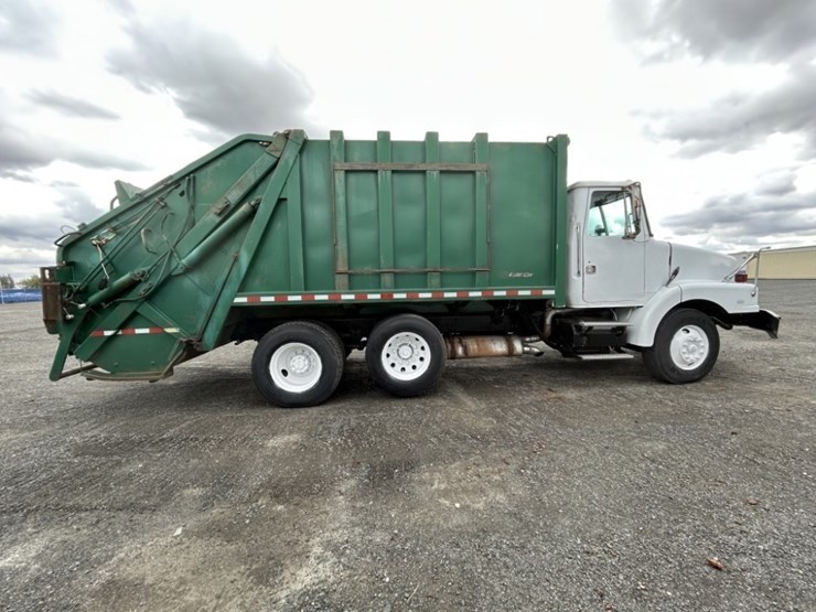 1995-white-gmc-wb-t/a-garbage-truck-image-6