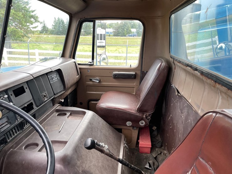 #1451-•-1979-international-f2275-grain-truck-(has-mn-title)-image-38