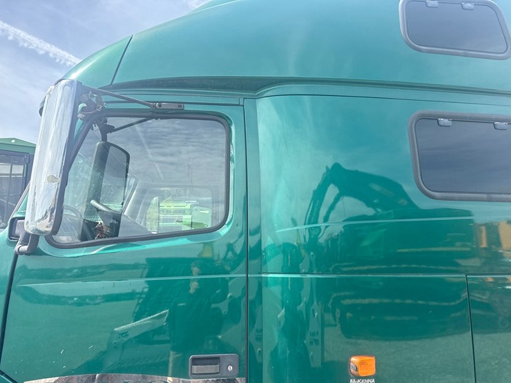 #61464-•-2007-volvo-vnl-sleeper-cab-truck-tractor-image-31