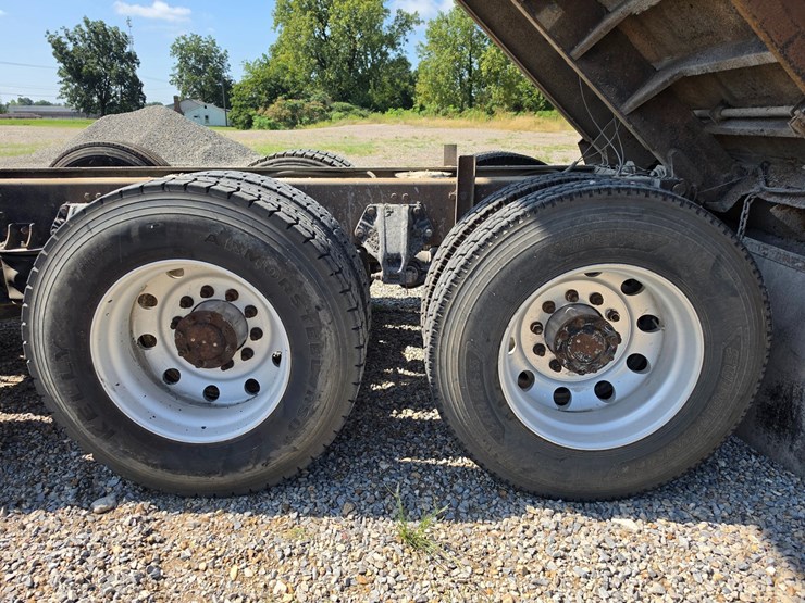 2005-peterbilt-379-image-39