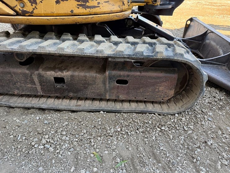 2005-deere-35d-image-13