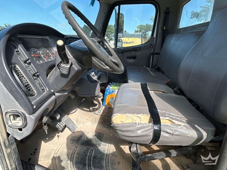 2019-freightliner-m2-106-image-12