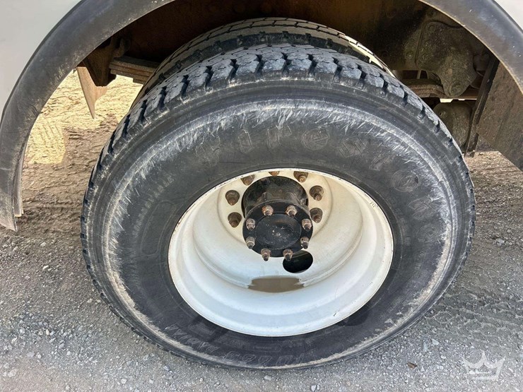 2019-freightliner-m2-106-image-43