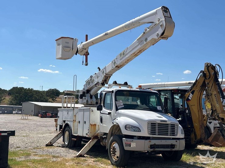 2018-freightliner-m2-106-image-32