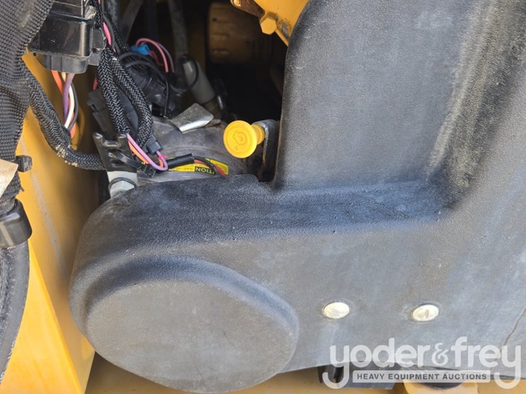 2019-caterpillar-226d-image-38