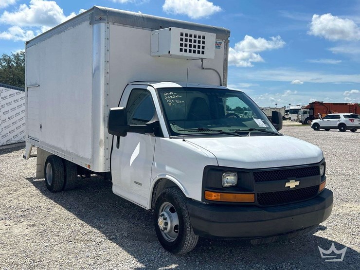2015-chevrolet-express-4500-image-2