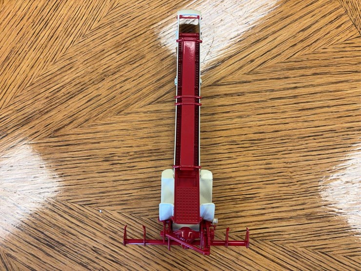 1/16-farmall-560-with-2-mh-corn-picker-precision-series-#14-image-5