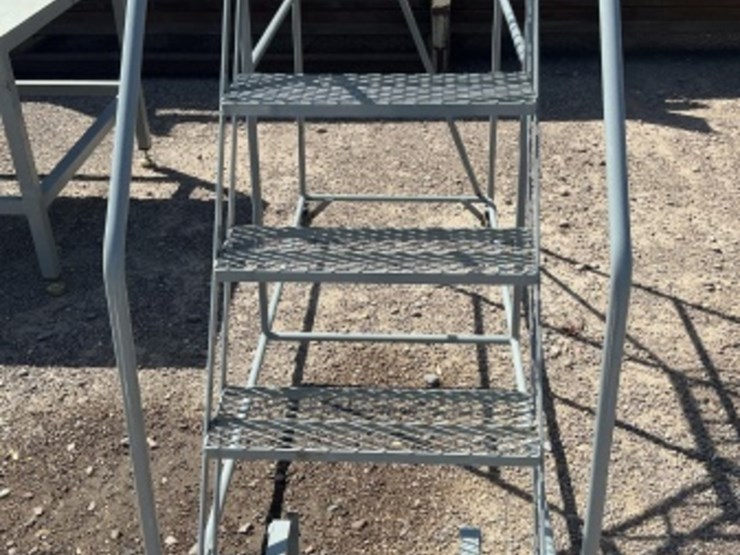 uline-easy-50-portable-stairs-image-3