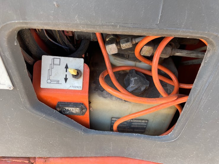 #1001-•-2002-jlg-15vpsp-man-lift-image-9