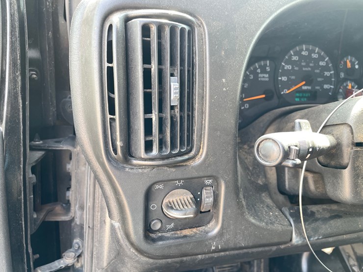 #1460-•-2008-chevrolet-c4500-chipper-truck-(has-mn-title)-image-31