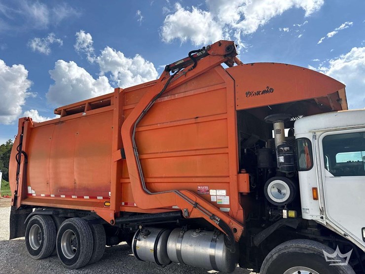 2014-peterbilt-320-image-15