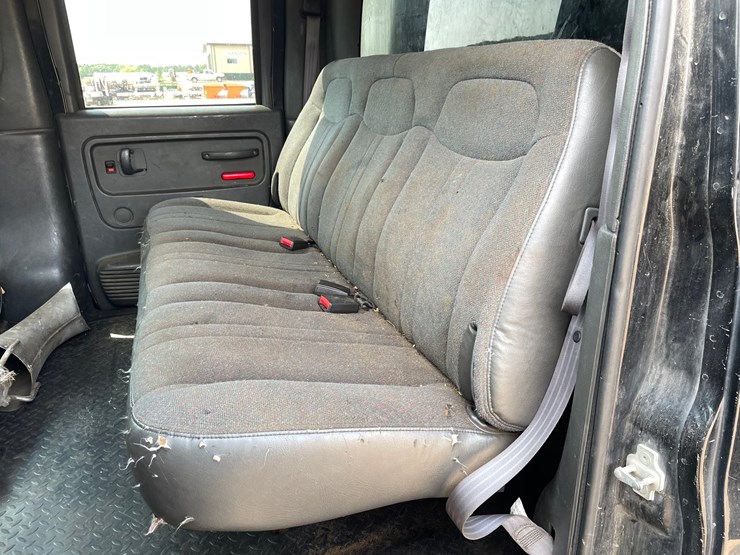 #1460-•-2008-chevrolet-c4500-chipper-truck-(has-mn-title)-image-40