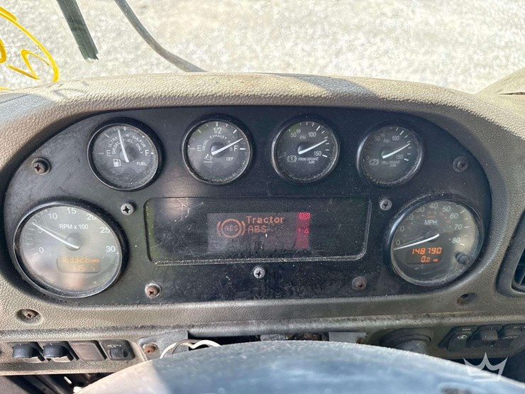 2014-peterbilt-320-image-28