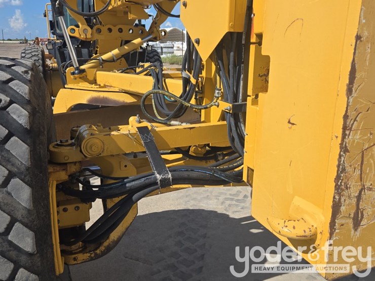 2015-caterpillar-140m3-awd-image-22