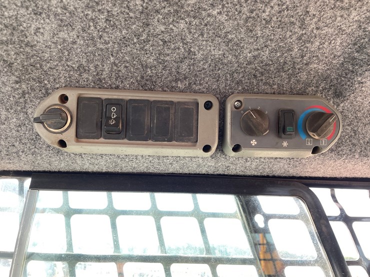 2003-bobcat-t300-image-34