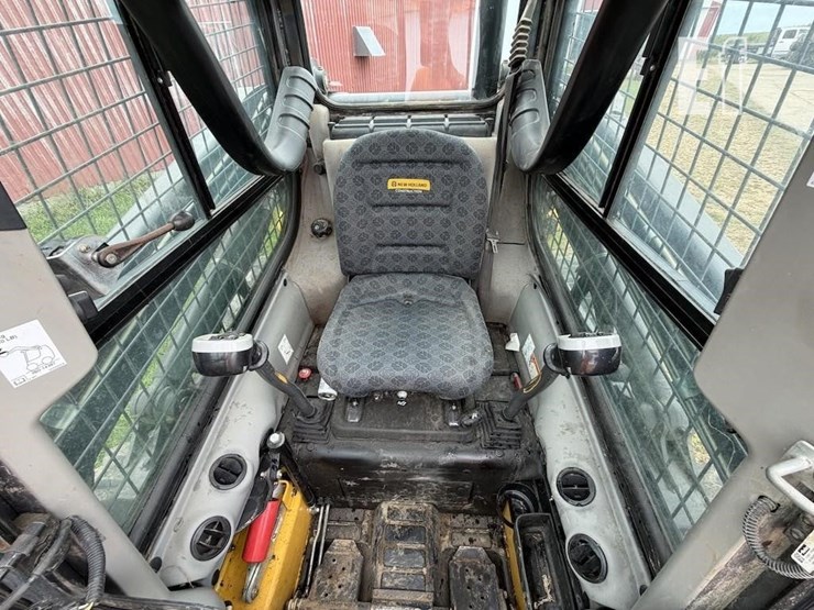 new-holland-l220-image-9