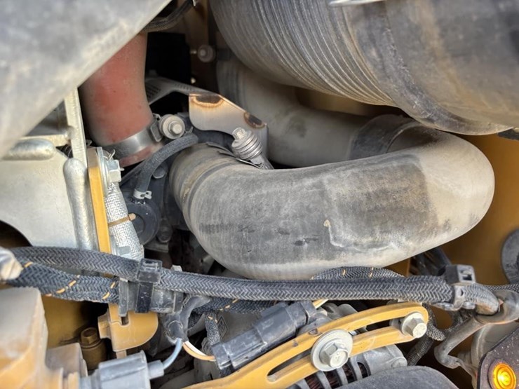 2021-caterpillar-299d3-image-48