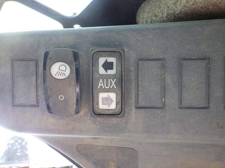 deere-325g-image-32