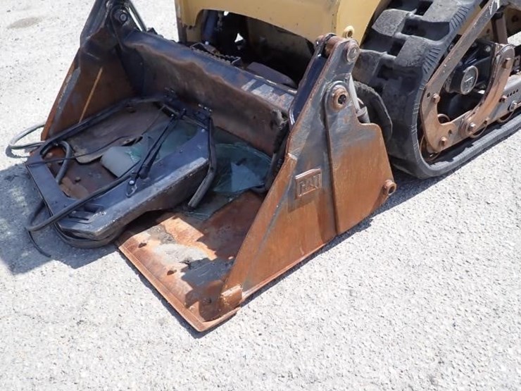 2002-caterpillar-226-image-5