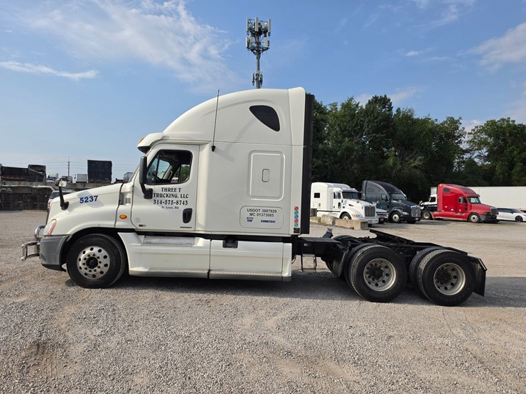 2012-freightliner-cascadia-125-image-5