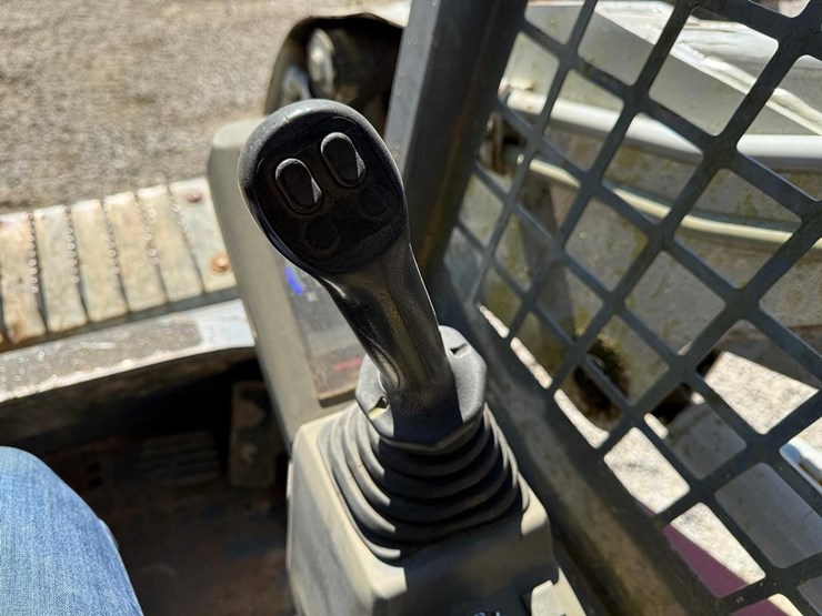 2013-takeuchi-tl230-image-22
