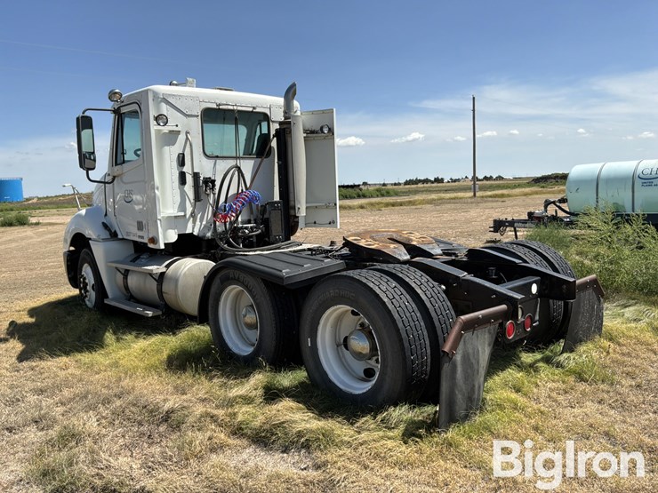 2007-freightliner-columbia-120-image-7
