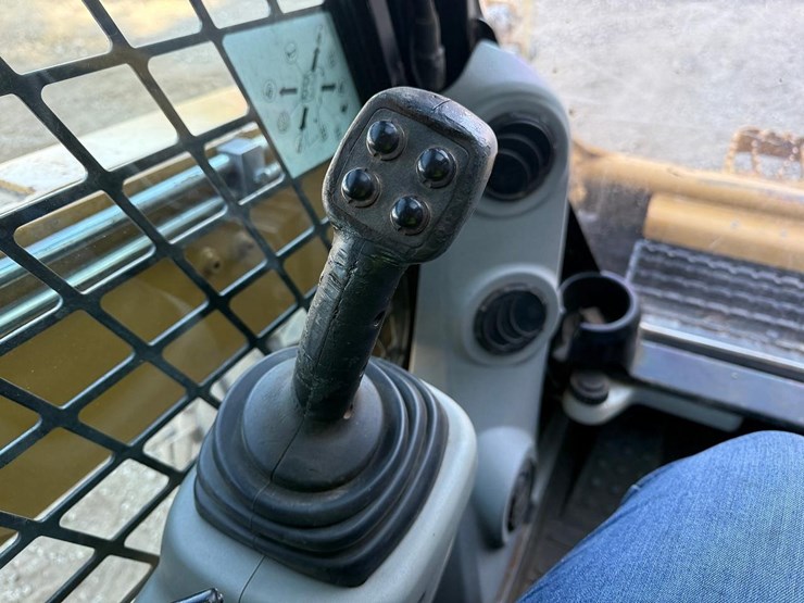 2012-caterpillar-246c-image-23