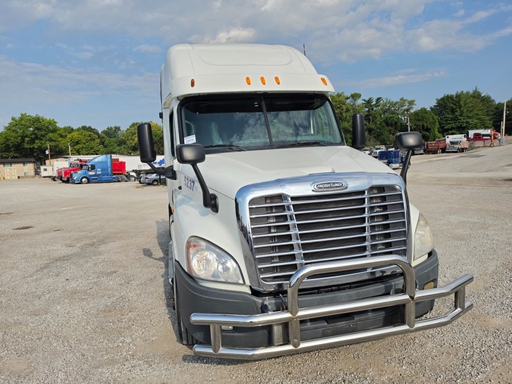 2012-freightliner-cascadia-125-image-21