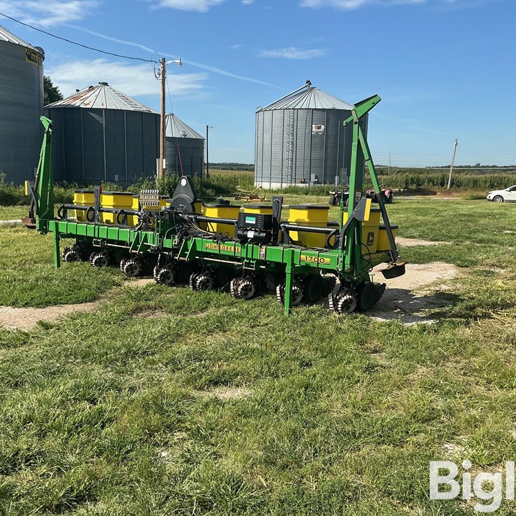 JOHN DEERE 1700