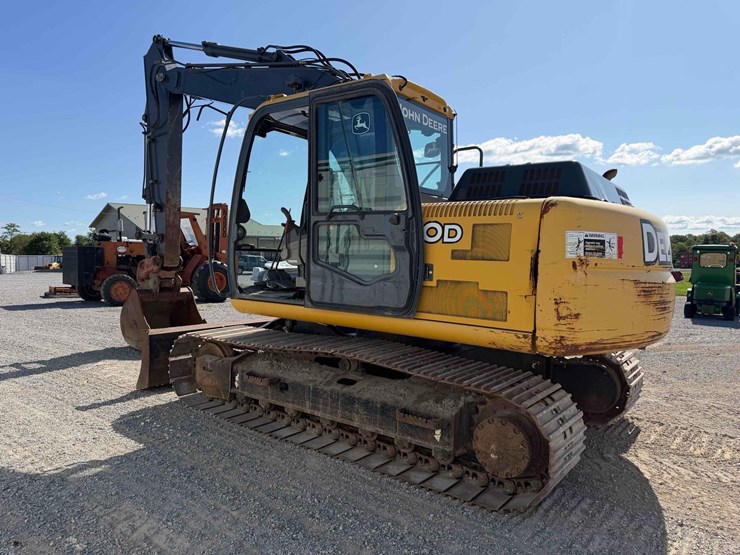 2011-deere-120d-image-4
