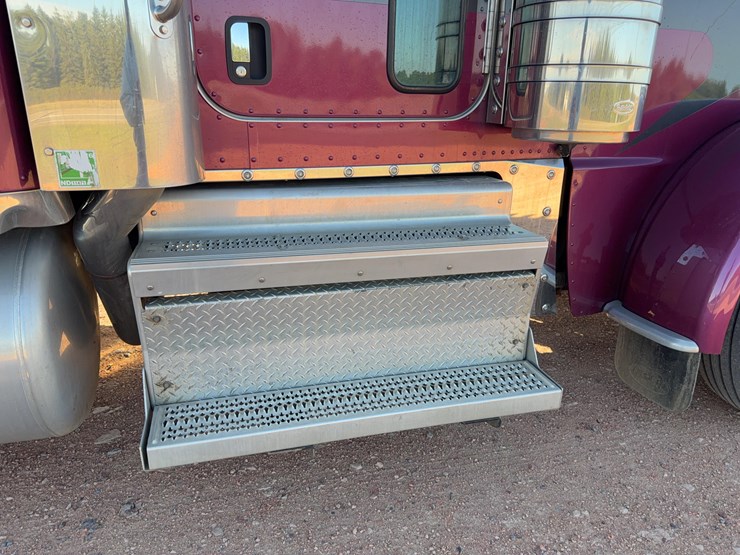2022-peterbilt-389-image-18