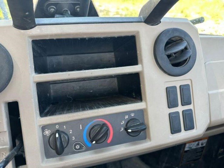 2020-john-deere-gator-image-11