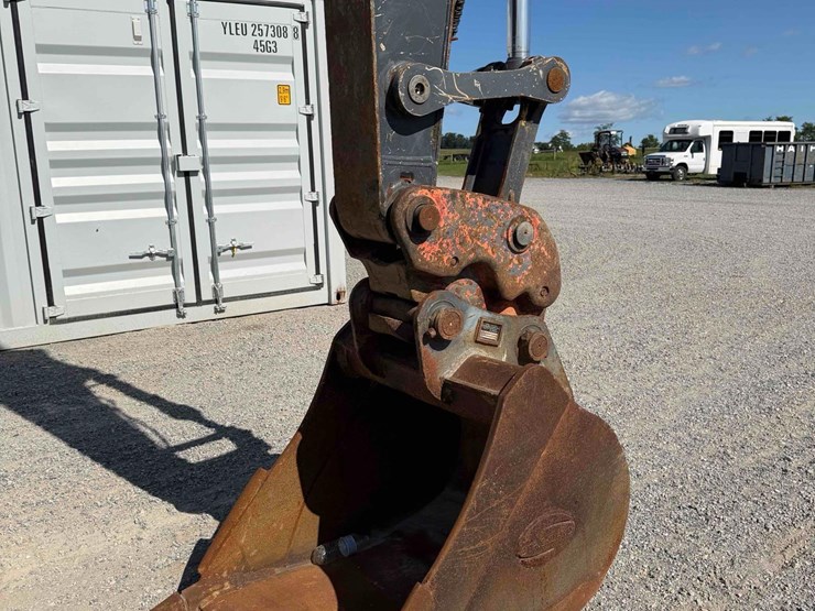 2011-deere-120d-image-10