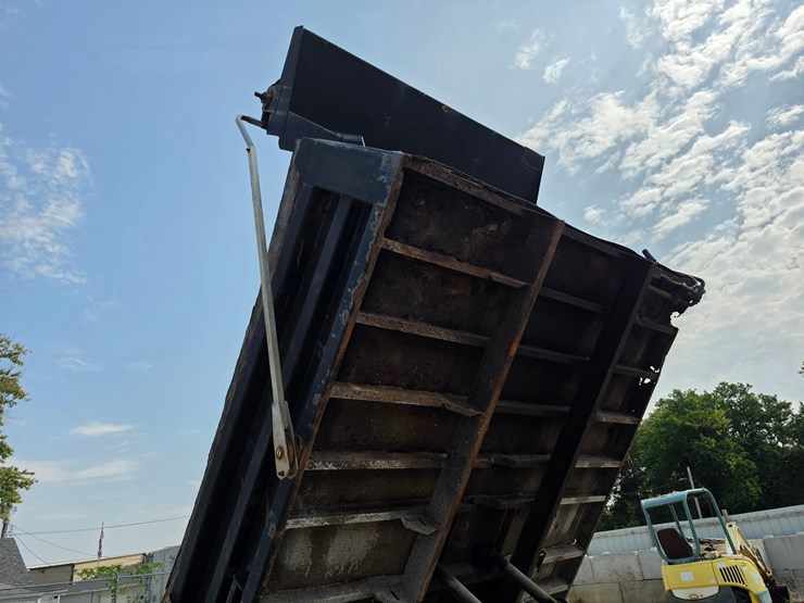 2005-freightliner-m2-106-image-20