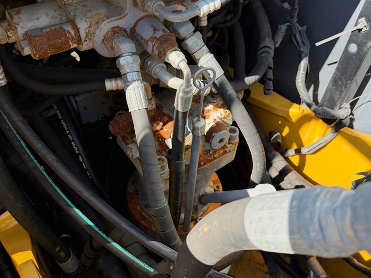 2011-deere-120d-image-21