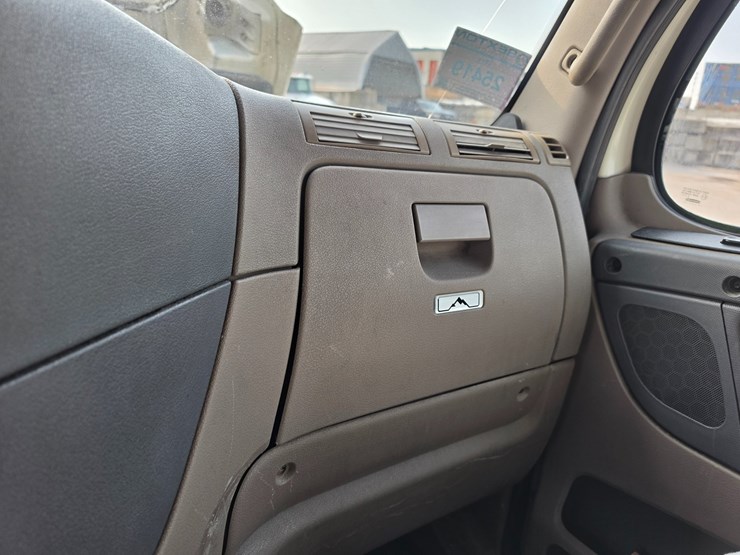 2012-freightliner-cascadia-125-image-53