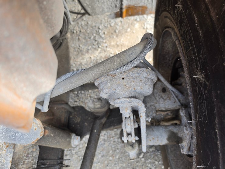 2005-freightliner-m2-106-image-42
