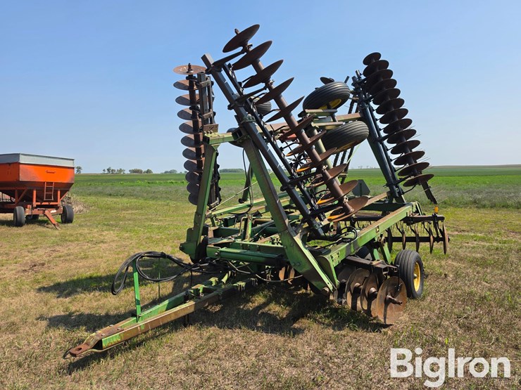 john-deere-235-image-1
