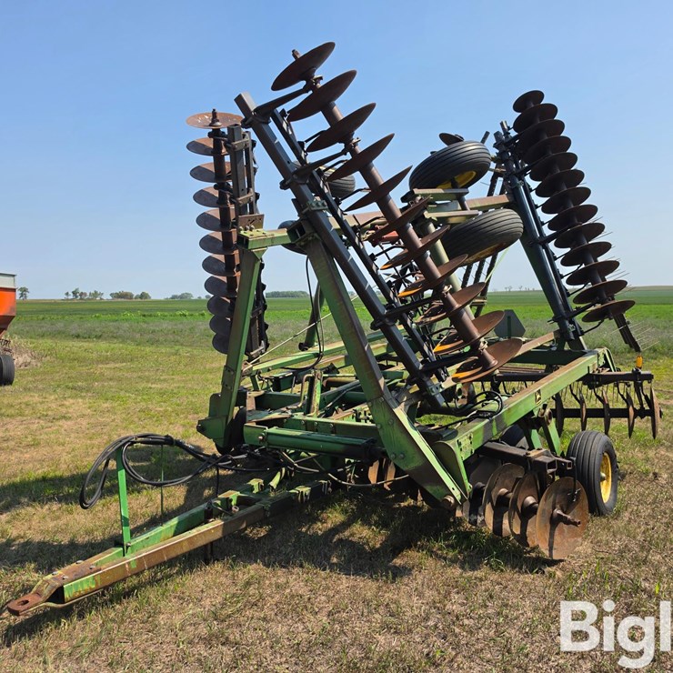 JOHN DEERE 235
