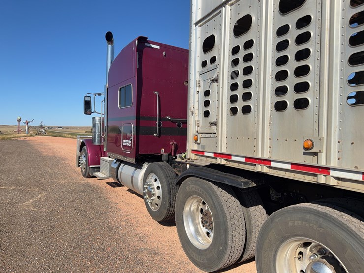 2022-peterbilt-389-image-21