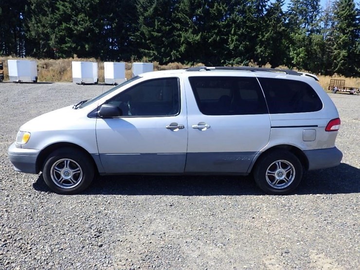 2002-toyota-sienna-image-2