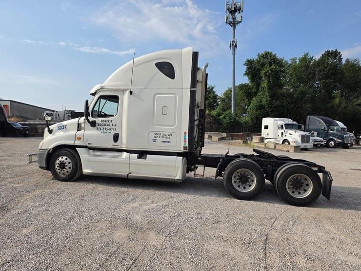 2012-freightliner-cascadia-125-image-6