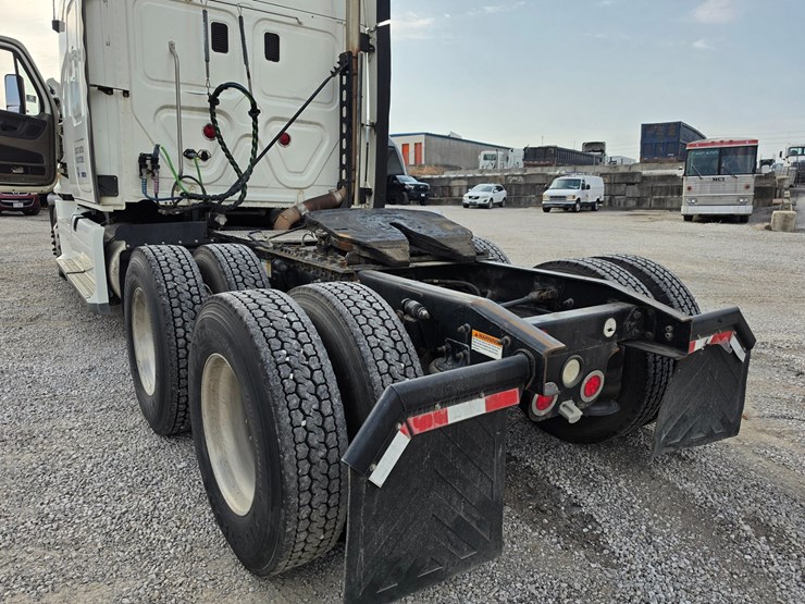 2012-freightliner-cascadia-125-image-77