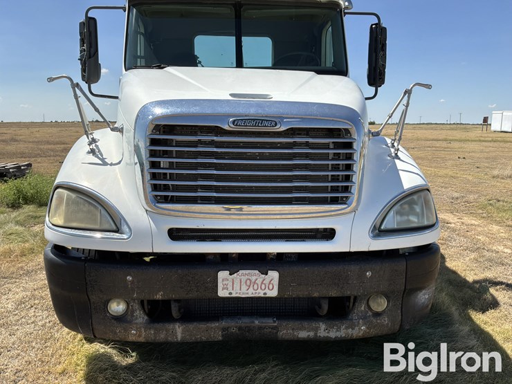 2007-freightliner-columbia-120-image-10